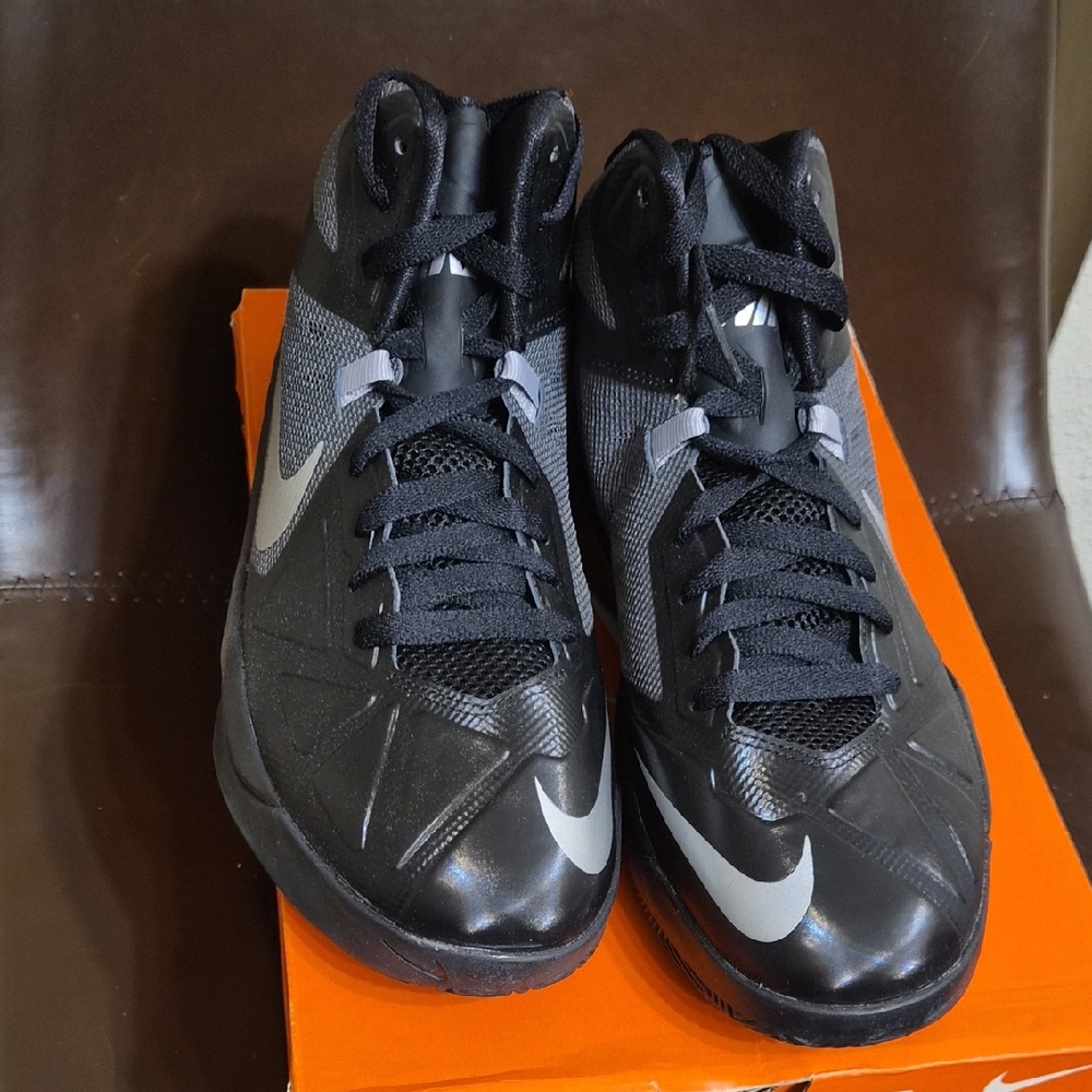 Nike Men's Black and Silver Athletic Shoes